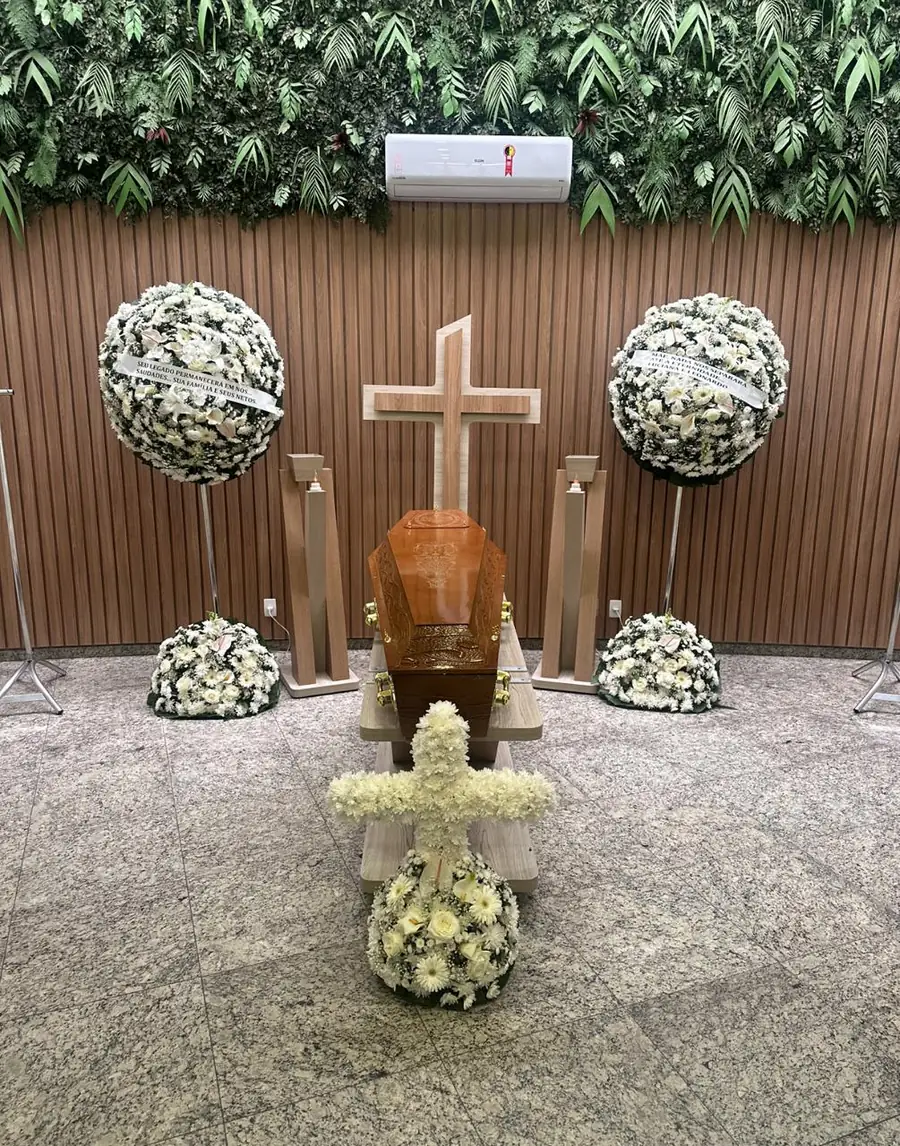 Sala de velório preparada pela Yeshua Funerária, com arranjos florais e ambiente organizado