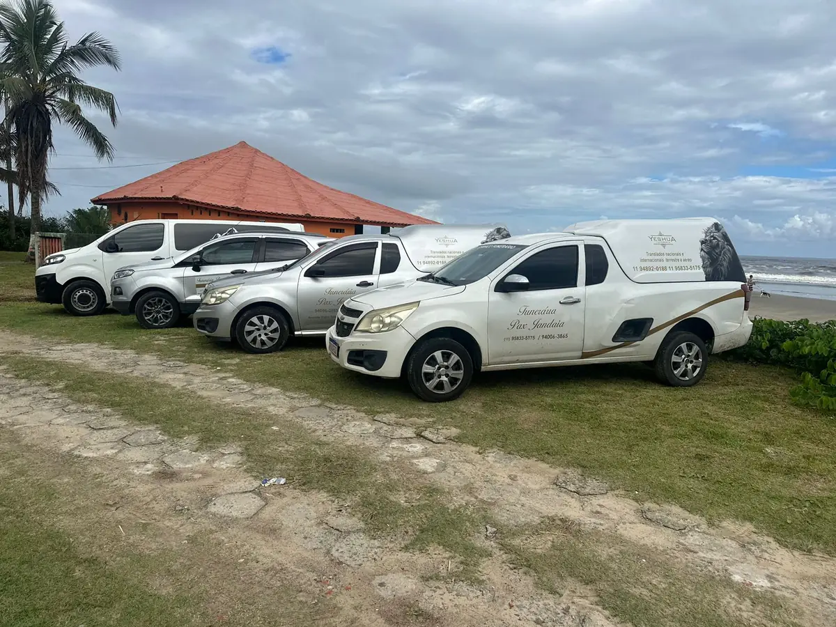 Veículos da frota da Yeshua Funerária preparados para traslado, com a identificação da empresa